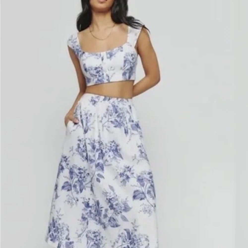 Reformation Teya two-piece in the Lupine floral print and linen material. Size 4